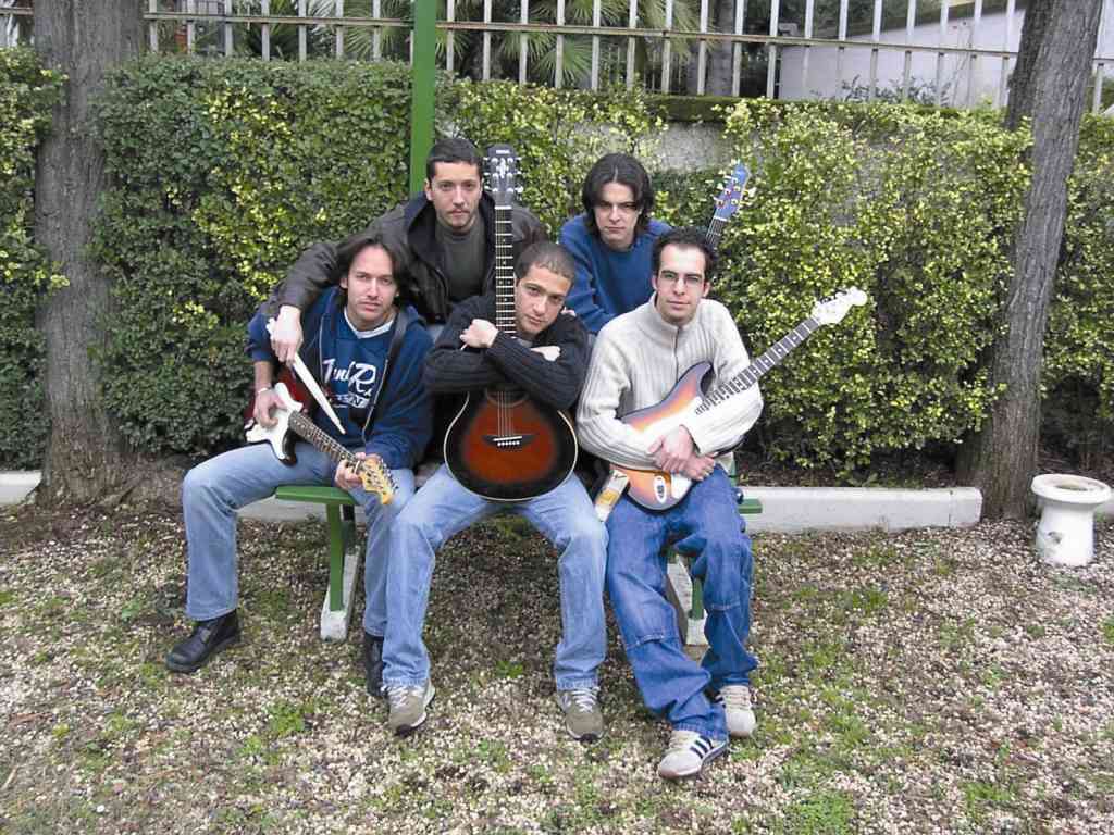 I Bench seduti su una panchina con gli strumenti, 2003