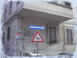 Inquietante cartello posto in una via di Roma