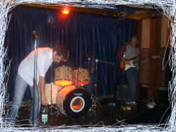 Live al Dune, Fabrizo che beve e Leo in posa coatta