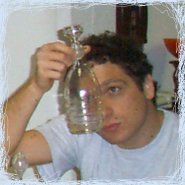 Fabrizio mentre osserva il Filtro per l'Eterna Giovinezza preparato per lui dalla Strega Amelia in persona